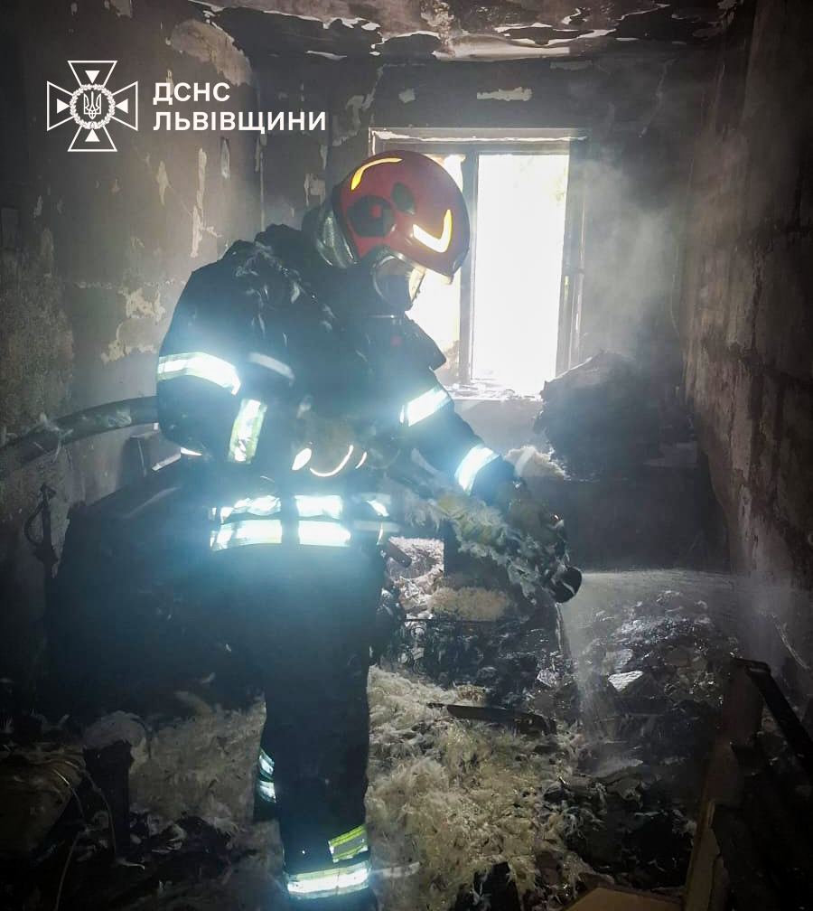 Квартира згоріла вщент: у Львові вогнеборці врятували жінку з вогню