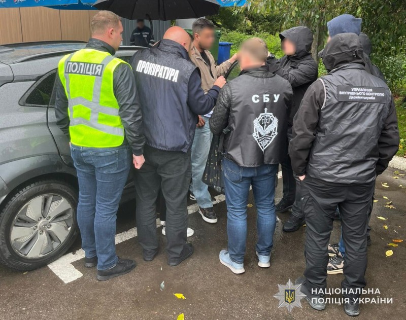 На Львівщині правоохоронці викрили працівника митниці, якого підозрюють в отриманні хабарів