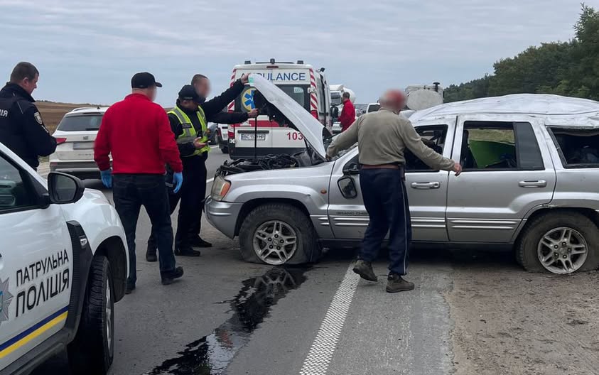 На Стрийщині авто з’їхало у кювет та перекинулось – двоє людей загинуло