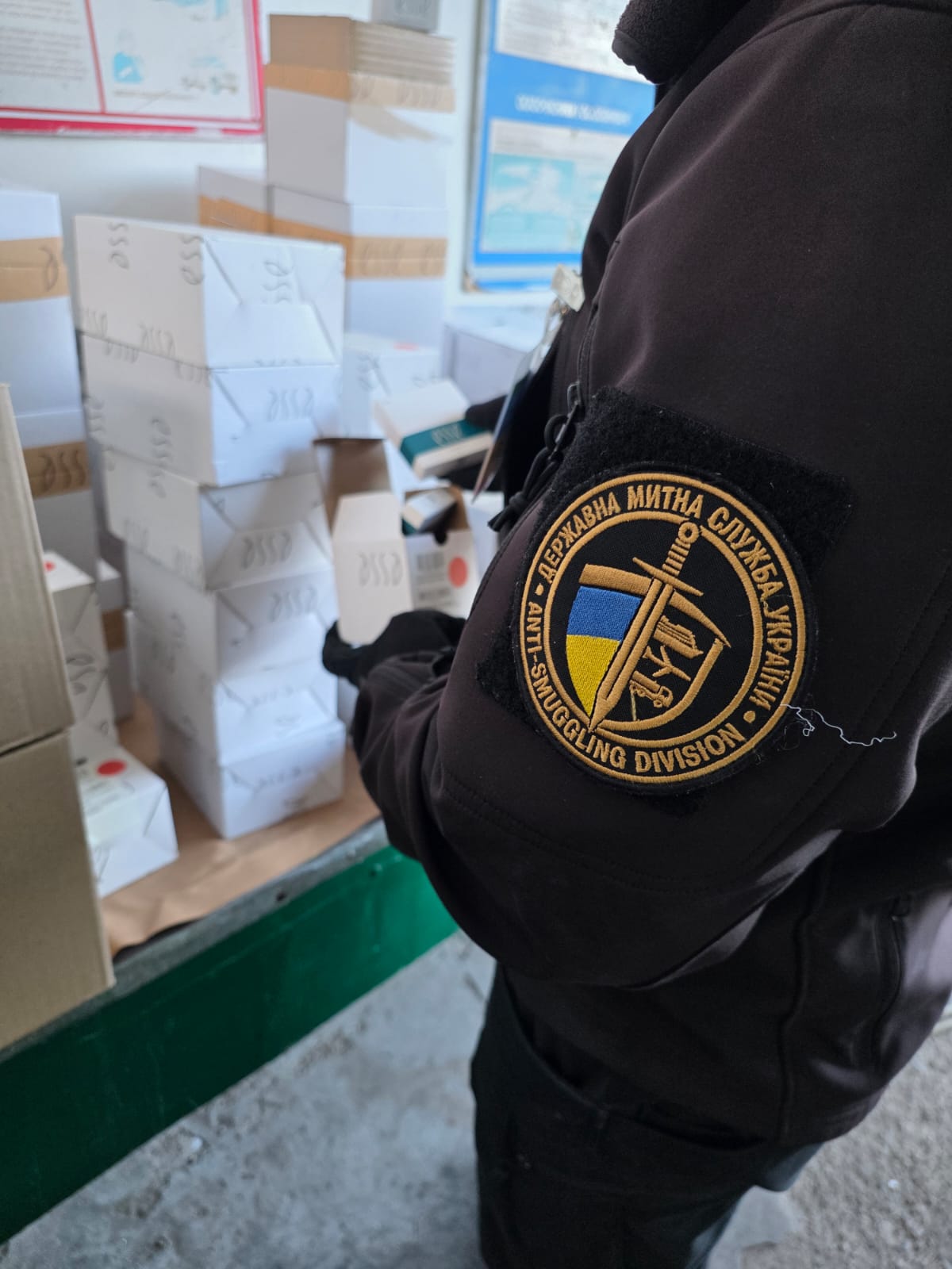 «Екзотичний» товар на 2 млн гривень: у Шегинях викрили контрабанду косметики