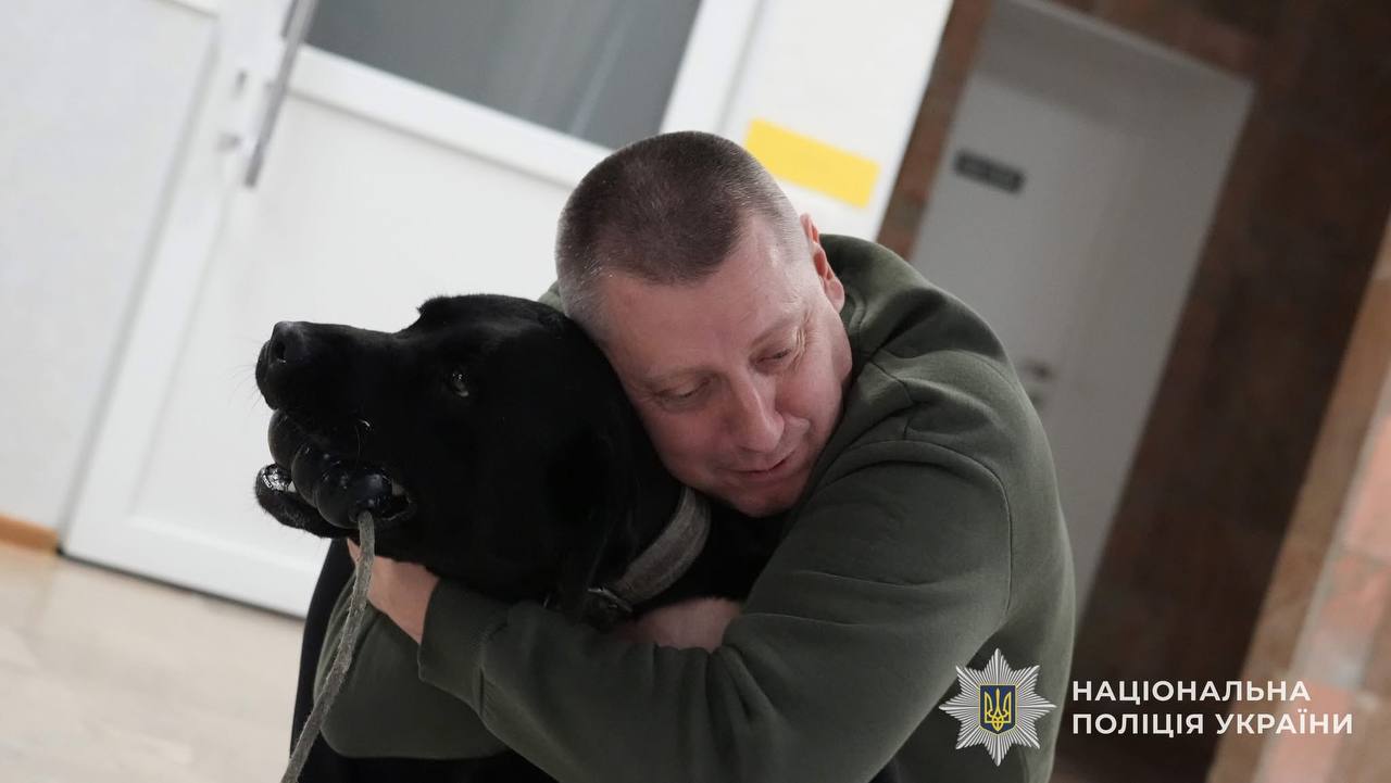 Обійми замість пігулок: поранені військові проходять реабілітацію з собаками