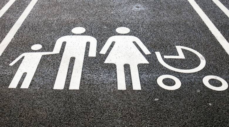 В Україні зʼявляться спеціальні паркомісця для батьків з маленькими дітьми