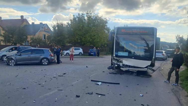 Під Львовом легковик протаранив автобус — постраждали п’ятеро осіб