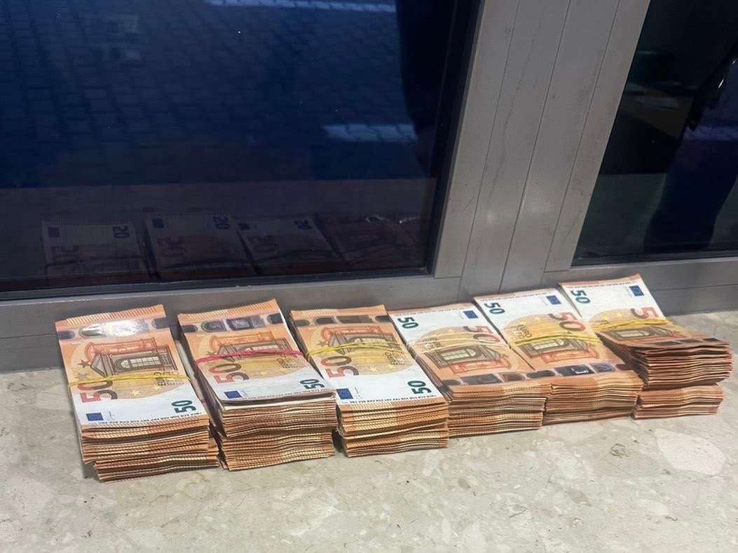 2,5 млн грн у дамській сумочці: на кордоні митники затримали жінку з незадекларованою валютою