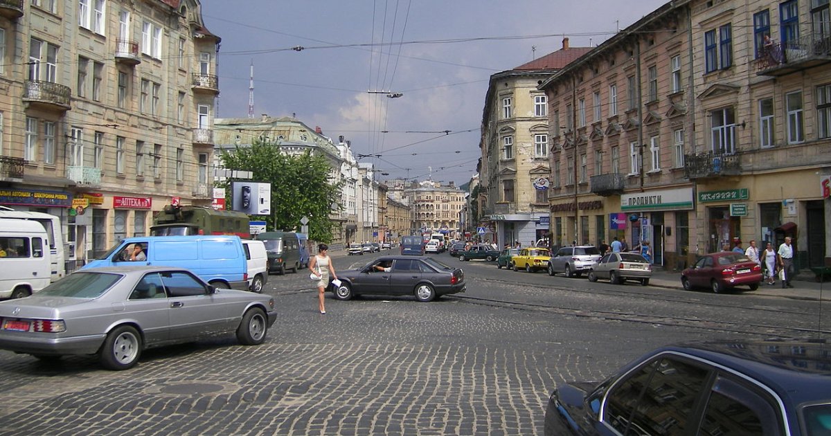 На двох перехрестях Львова оновлять схему руху транспорту