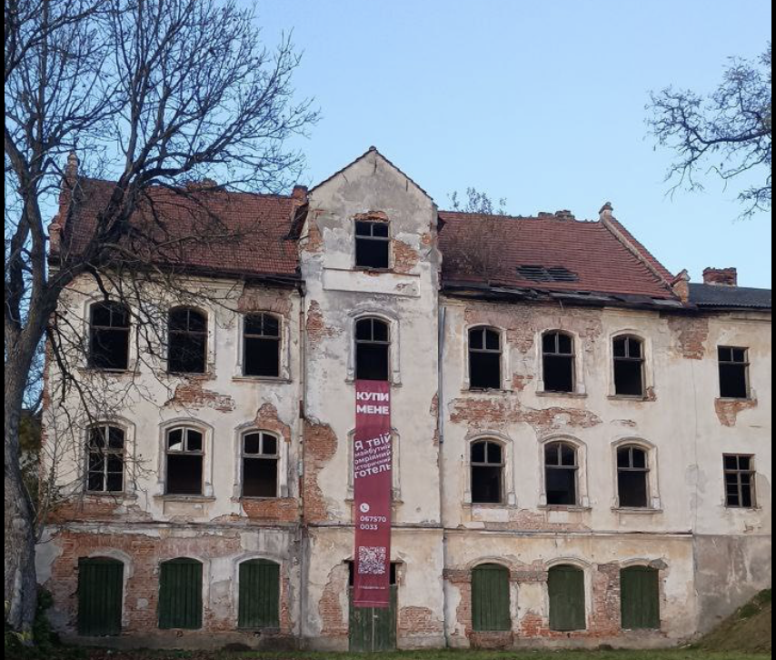 Стара школа у Бібрці шукає інвестора: на Львівщині сперечаються, що робити з історичною будівлею