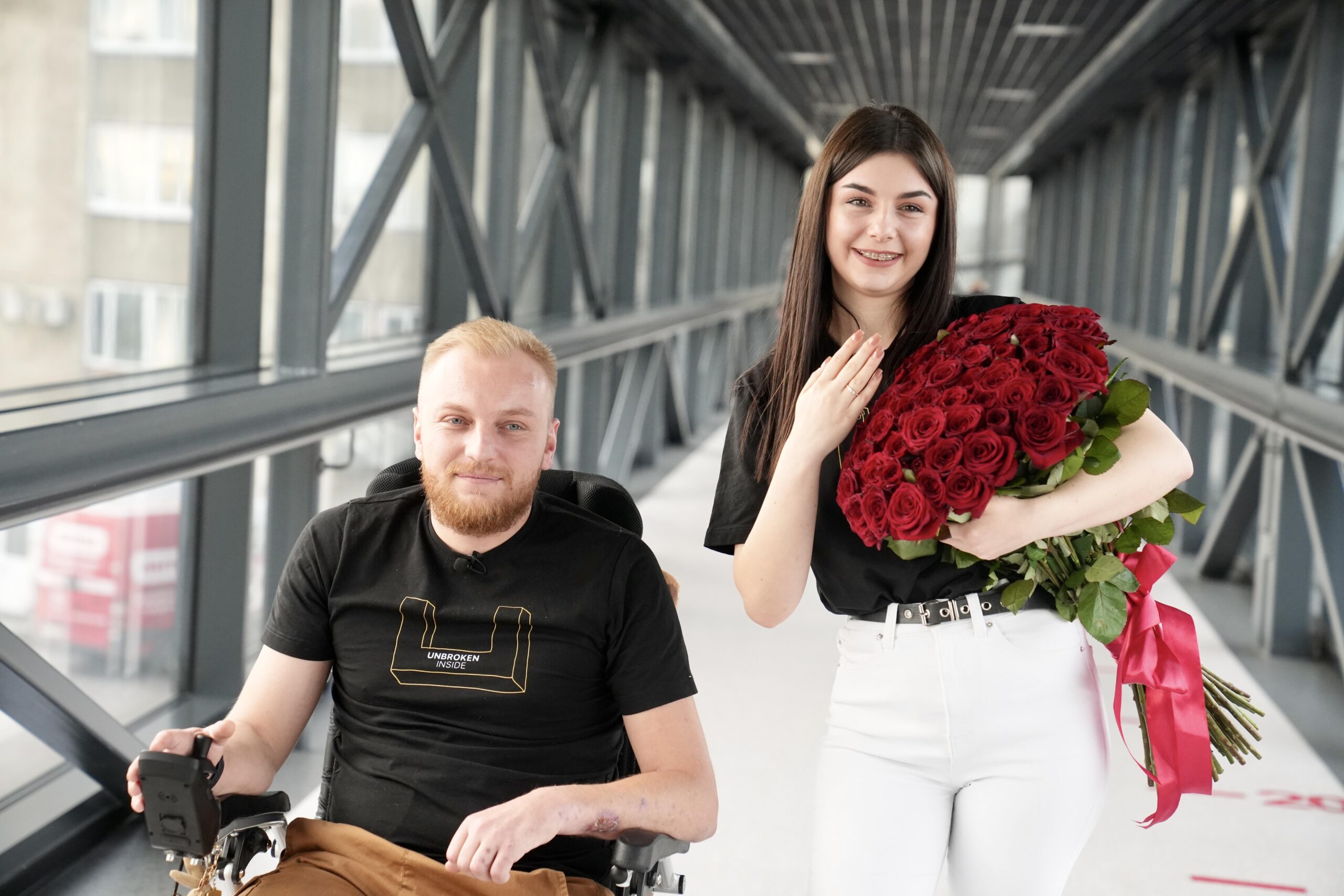 Познайомились через TikTok: у львівському центрі Unbroken ветеран освідчився своїй дівчині Віці