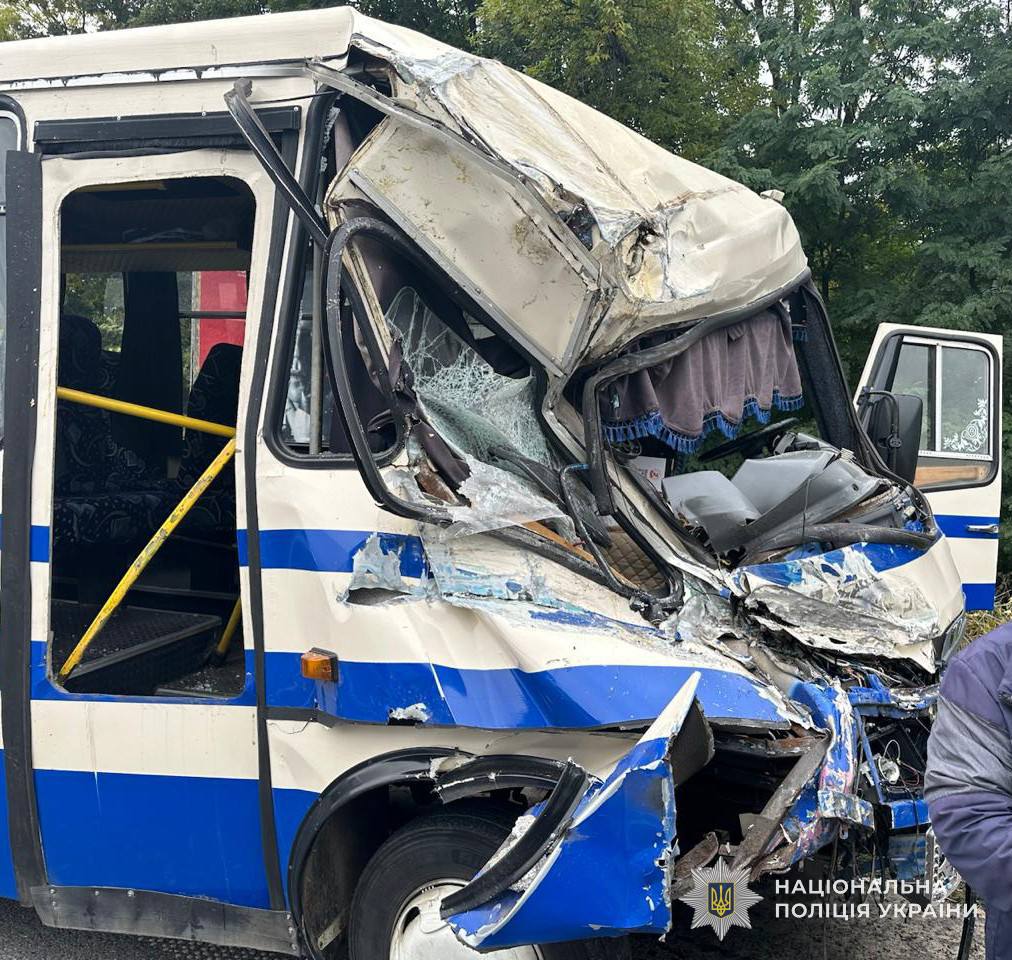 Вісім людей постраждали після ДТП зі вантажівкою і маршруткою біля Львова