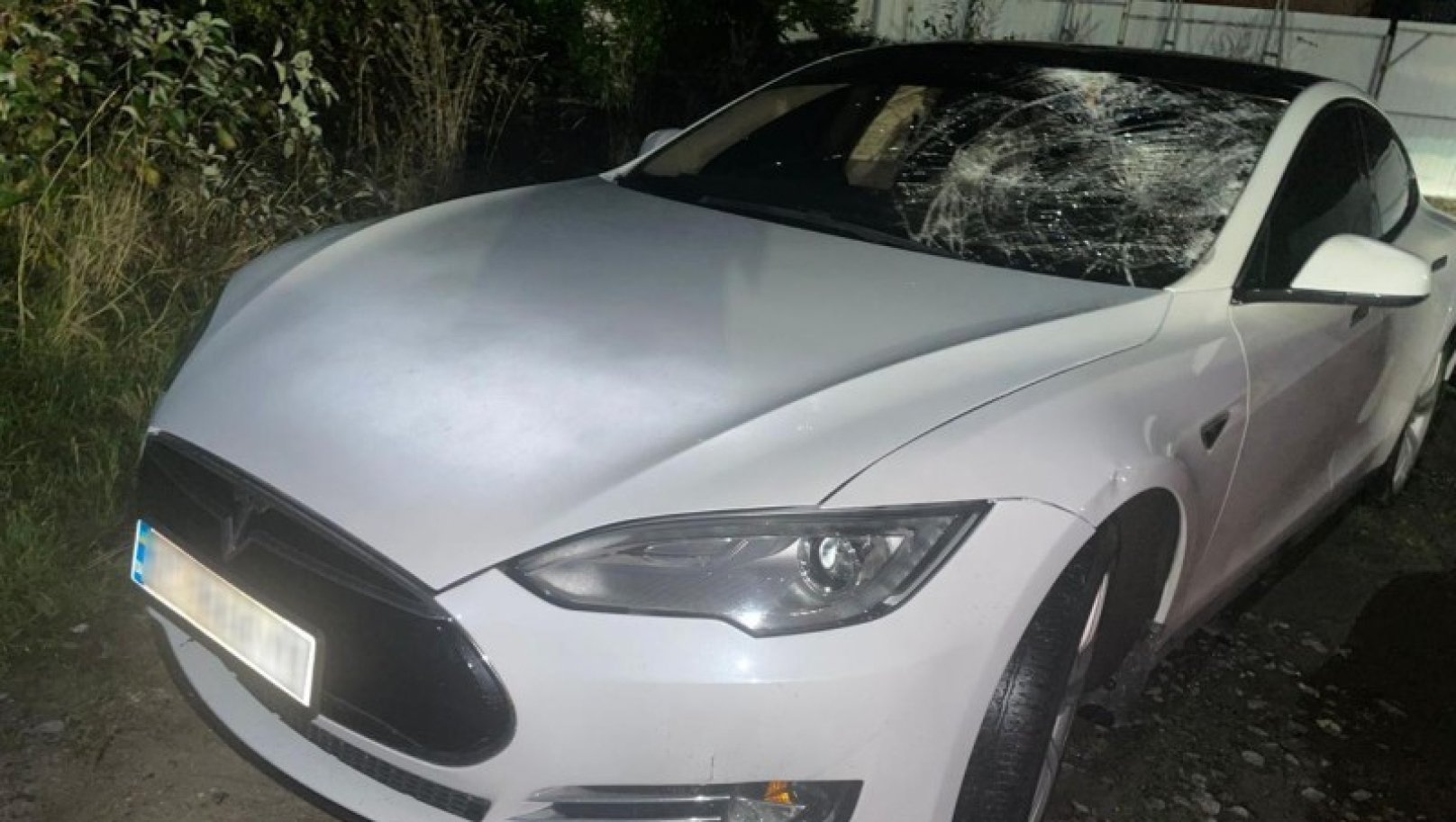 На Львівщині п’яний кермувальник Tesla травмував літнього чоловіка та втік з місця ДТП