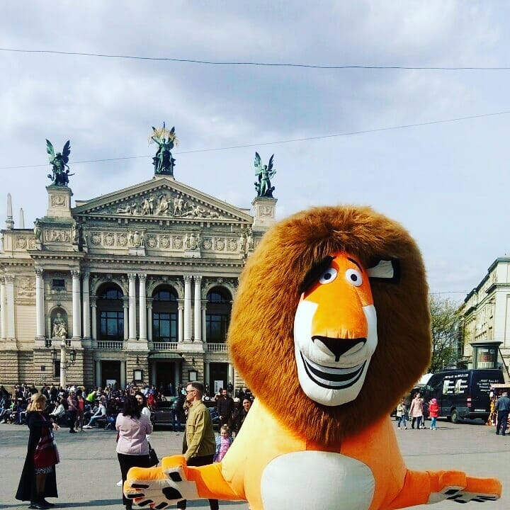 Аніматори у костюмах незаконно вимагають гроші за фото: як реагує місцева влада