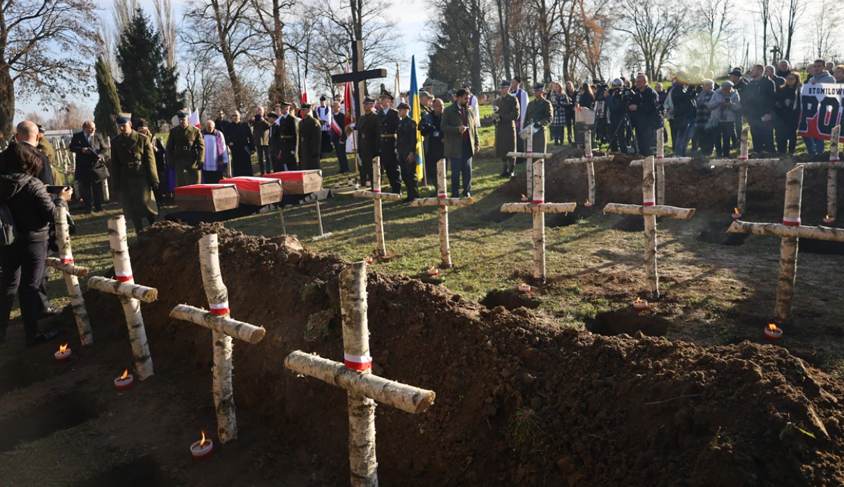 На Львівщині перепоховали останки польських солдатів