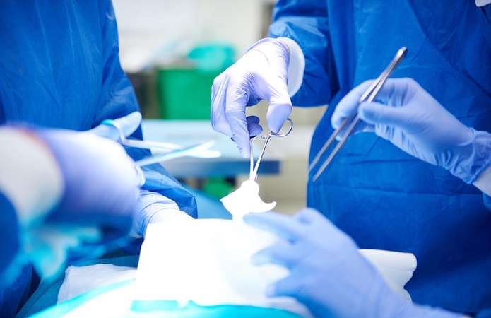 У лікарні розповіли про стан постраждалого після стрілянини на подвір’ї школи на Сихові