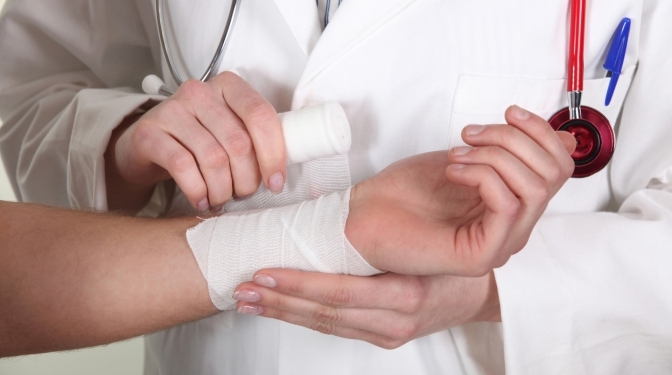 На Львівщині троє підлітків потрапили до лікарні через вибух невідомого предмету