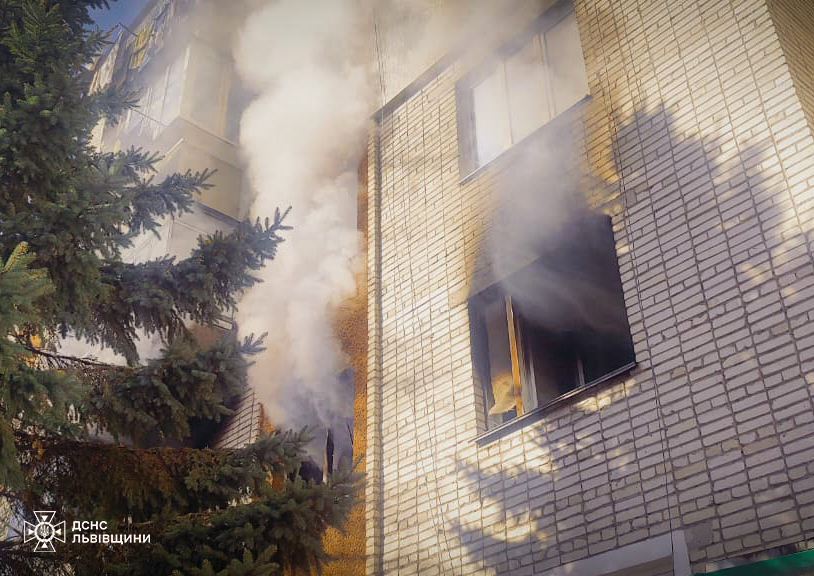 У Львові рятувальники евакуювали 11 людей під час пожежі
