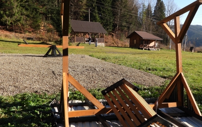 У національному парку на Львівщини невідомі пошкодили зони відпочинку (ФОТО)