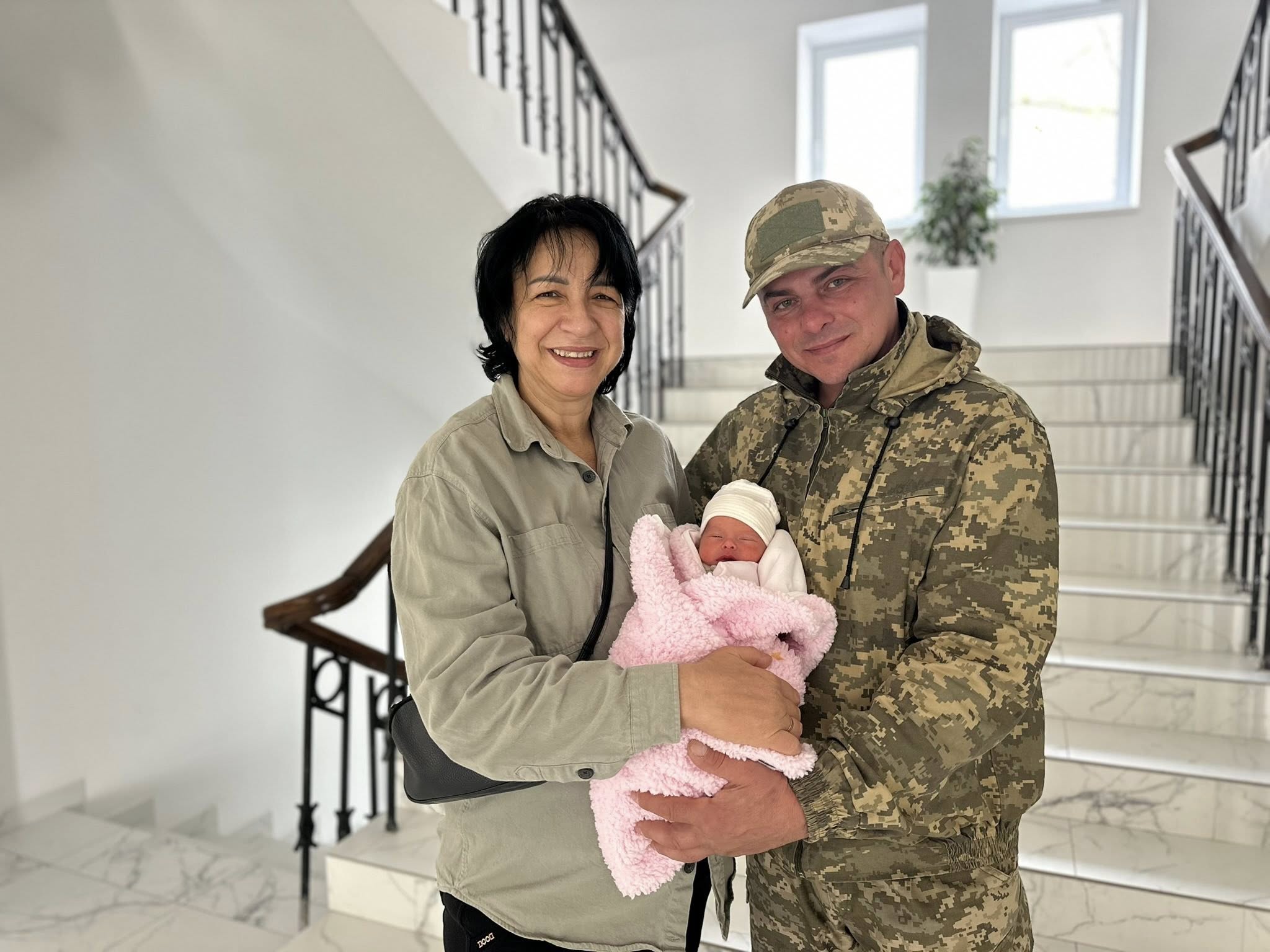 Зустріла на війні своє кохання: у Львові 52-річна Захисниця народила здорову дитину