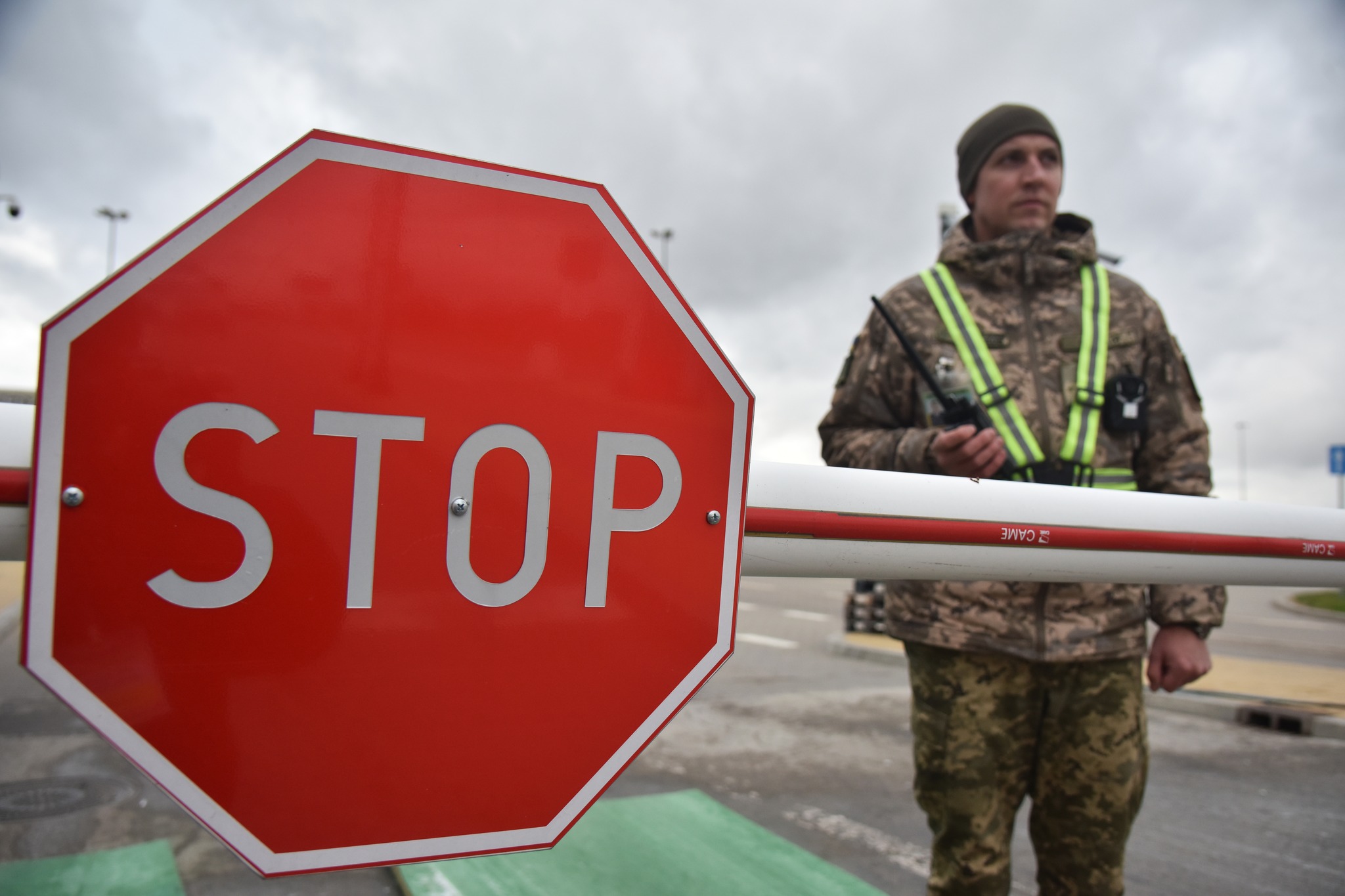 На українсько-польському кордоні призупинили оформлення громадян: яка причина?