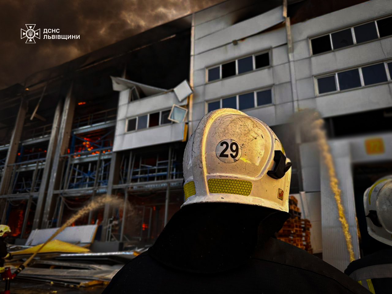 Більше доби рятувальники ліквідовували пожежу, спричинену російською атакою по Львову