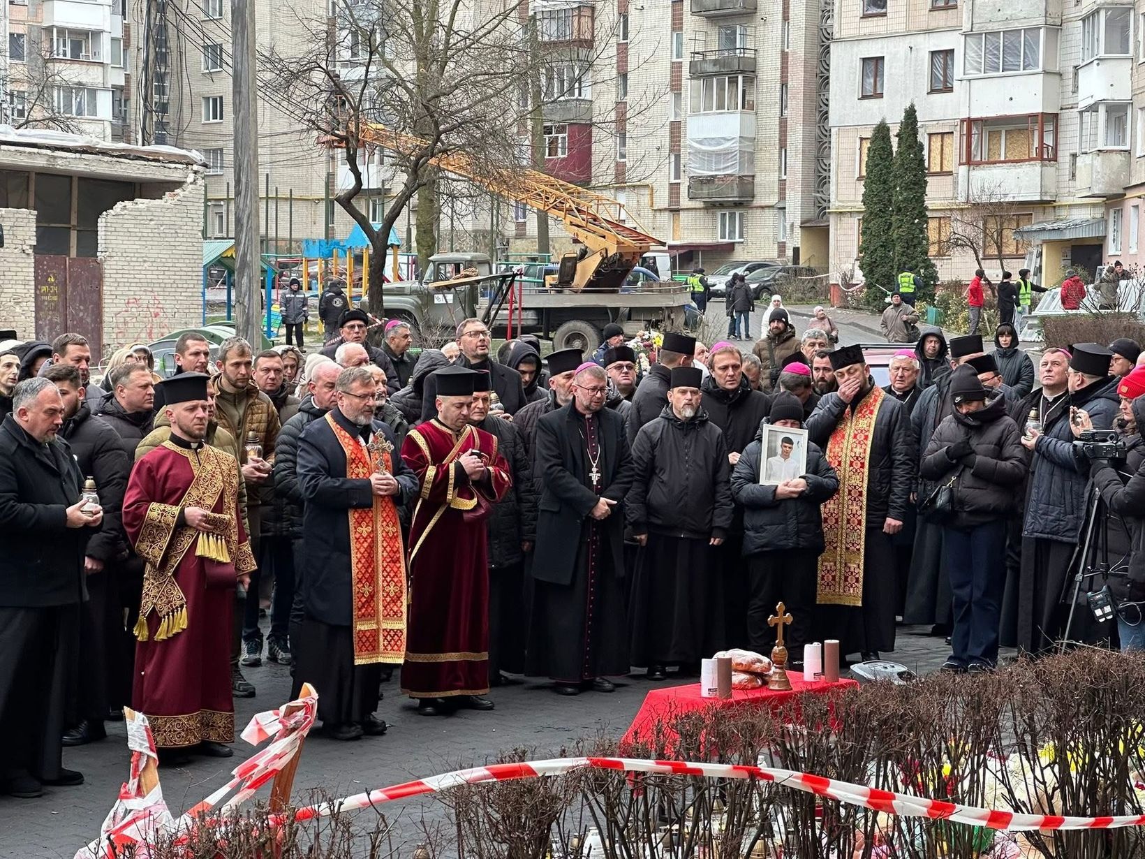 “Те, що сталося тут, має побачити весь світ”: Блаженніший Святослав відвідав місце трагедії у Тернополі