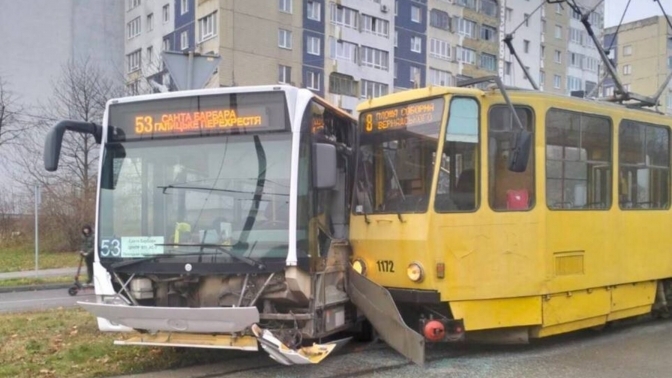 У Львові сталася аварія за участі трамвая та автобуса