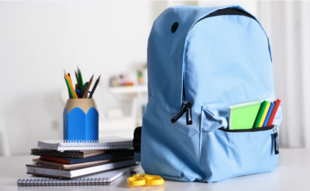 Батьки можуть подати заяву на отримання “Пакунку школяра”: як це зробити