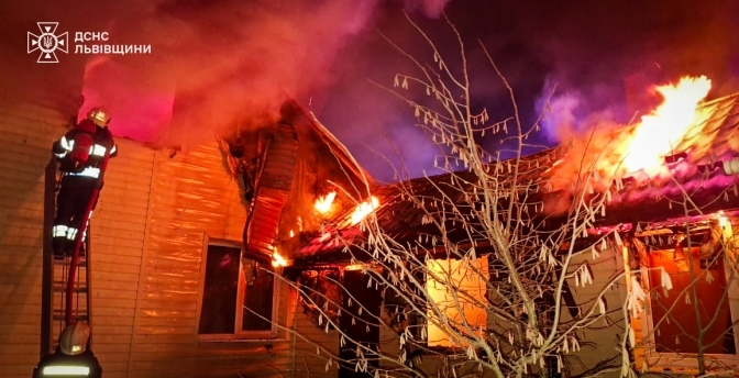 На Львівщині чоловік обпік обличчя та руки у пожежі