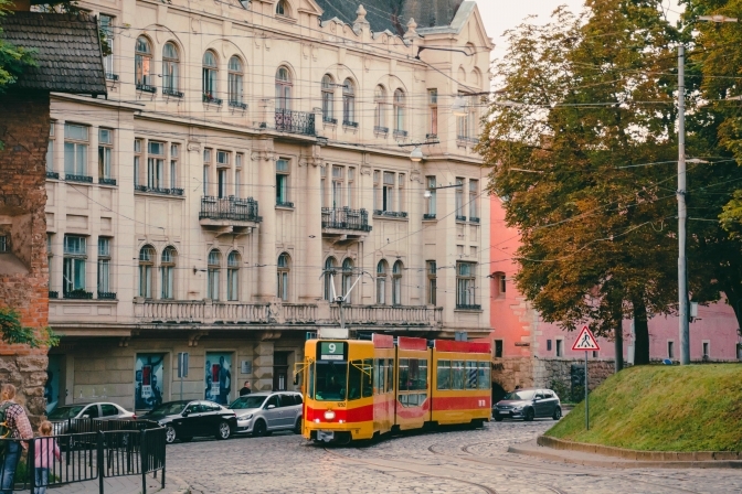 У центрі Львова ремонтуватимуть трамвайну колію: схема обʼїзду