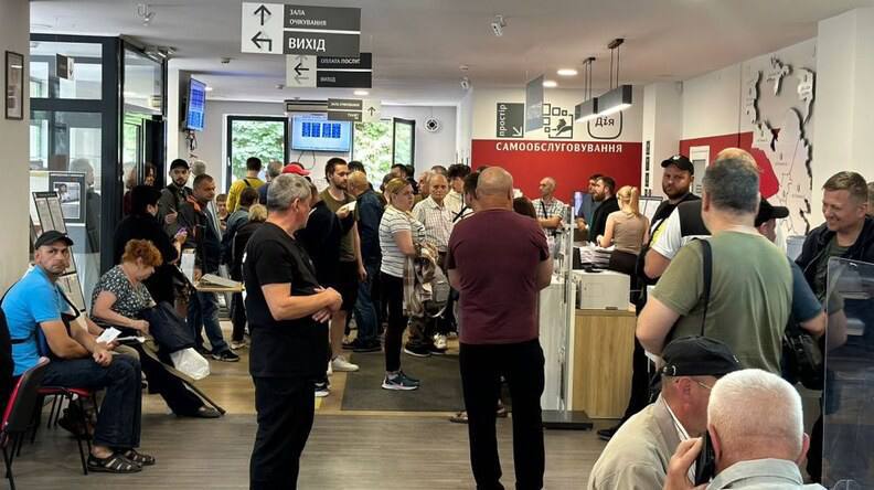 Львів’яни «штурмують» ЦНАПи: сотні заяв на відстрочку за перші дні прийому