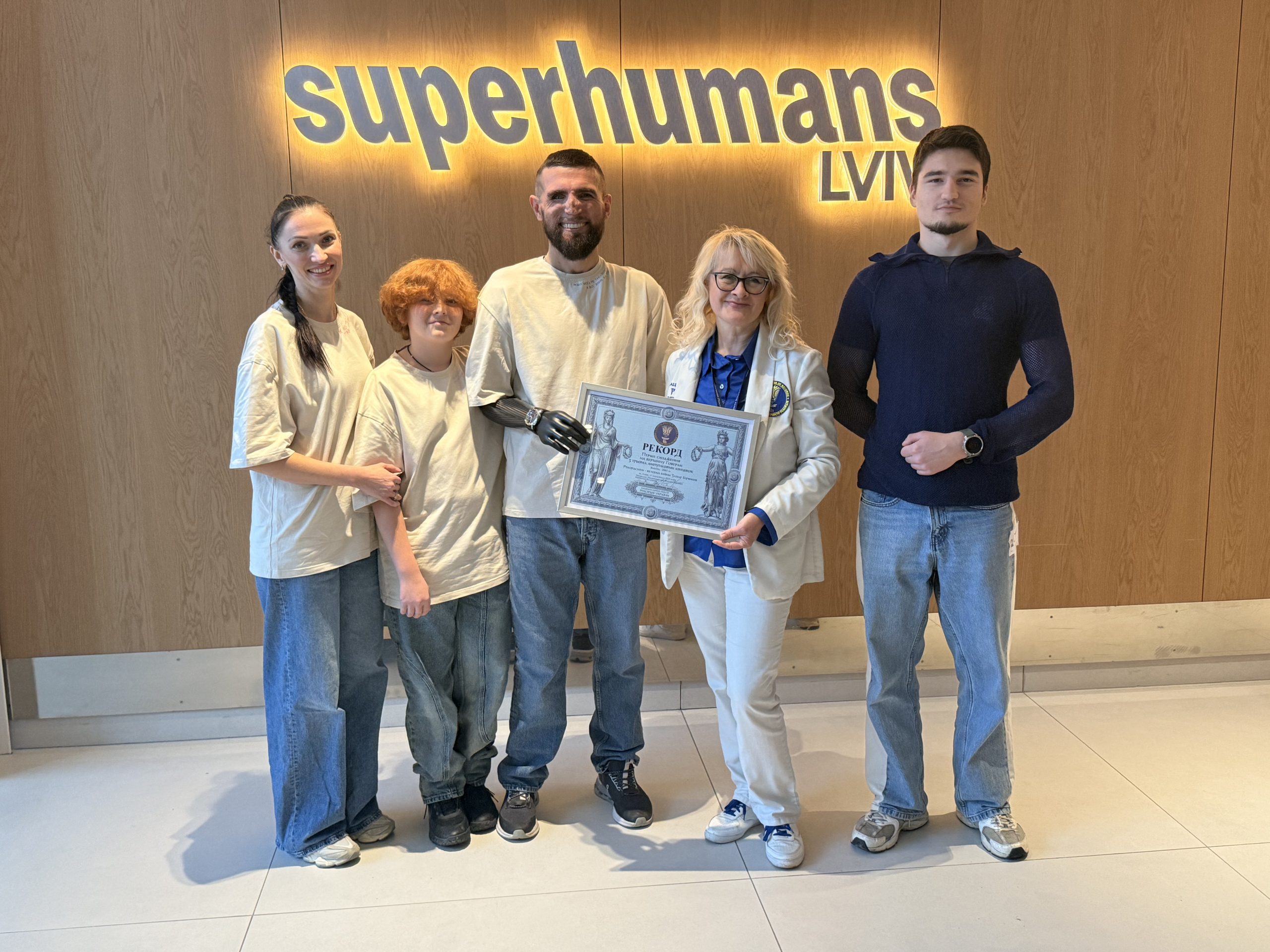 Неймовірна сила духу: ветеран із трьома ампутаціями встановив рекорд, піднявшись на Говерлу