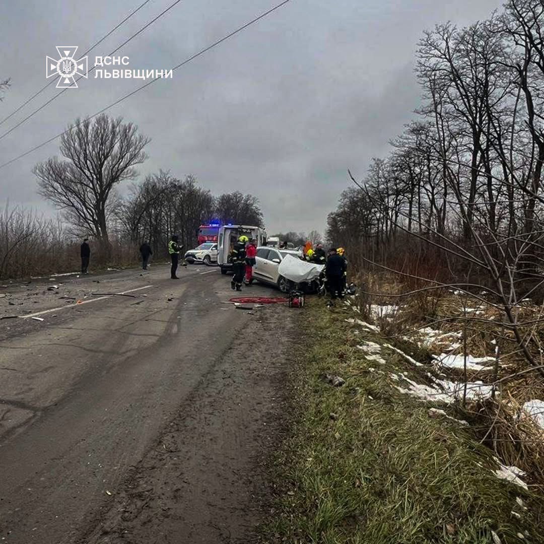 Шестеро травмованих внаслідок зіткнення маршрутки та авто біля Дрогобича