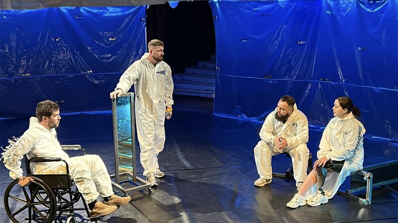 У Львові відбувся показ вистави, у якій зіграли важкопоранені Захисники