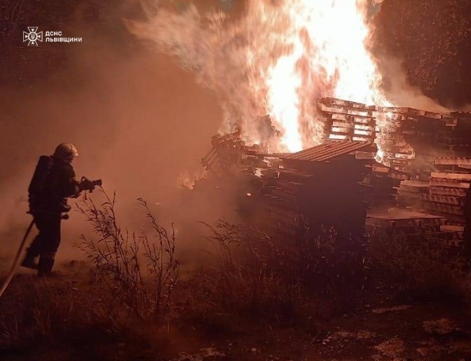 Пожежа у Львові: дерев’яні палети загорілися поруч із припаркованим авто