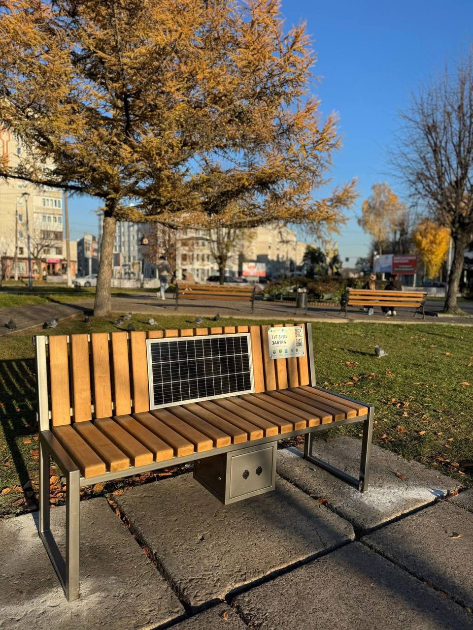 У Новояворівську встановили лавку з зарядкою для гаджетів у рамках проєкту «Пліч-о-пліч»