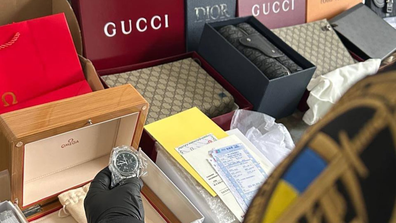 Пів мільйона прихованого люксу: водій намагався ввезти бренди без декларування