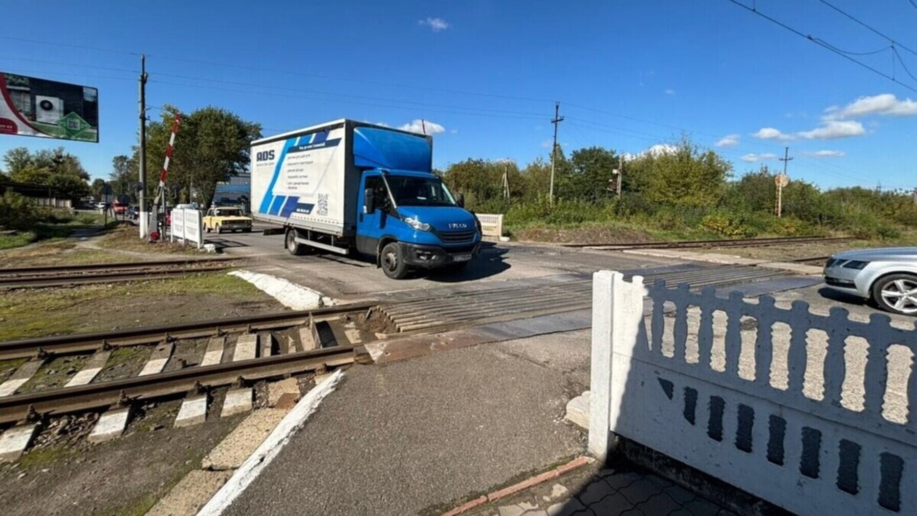 На вулиці Пластовій відкрили залізничний переїзд: міські автобуси курсують за звичним маршрутом