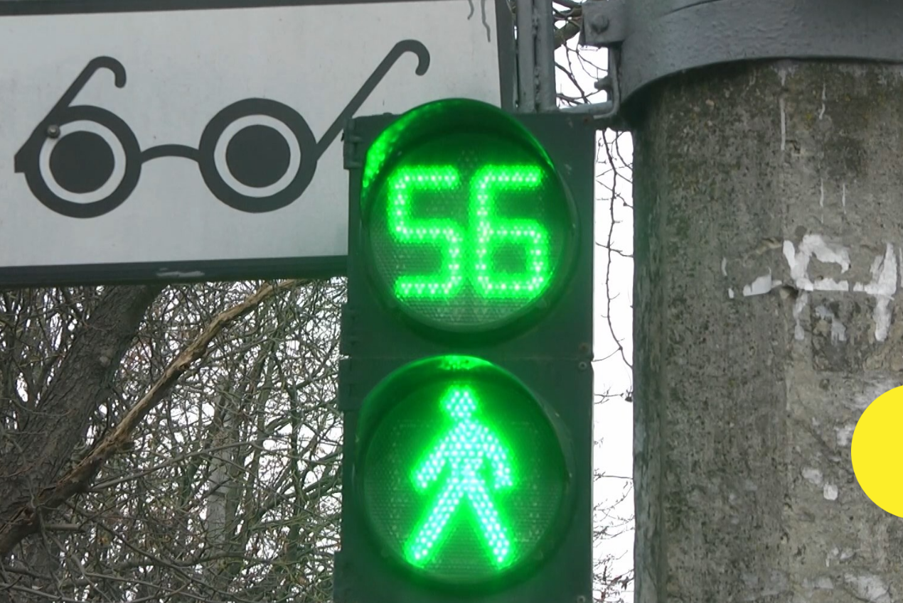 У Львові побільшало “звукових” світлофорів: вони допомагають людям із порушеннями зору безпечно переходити дорогу