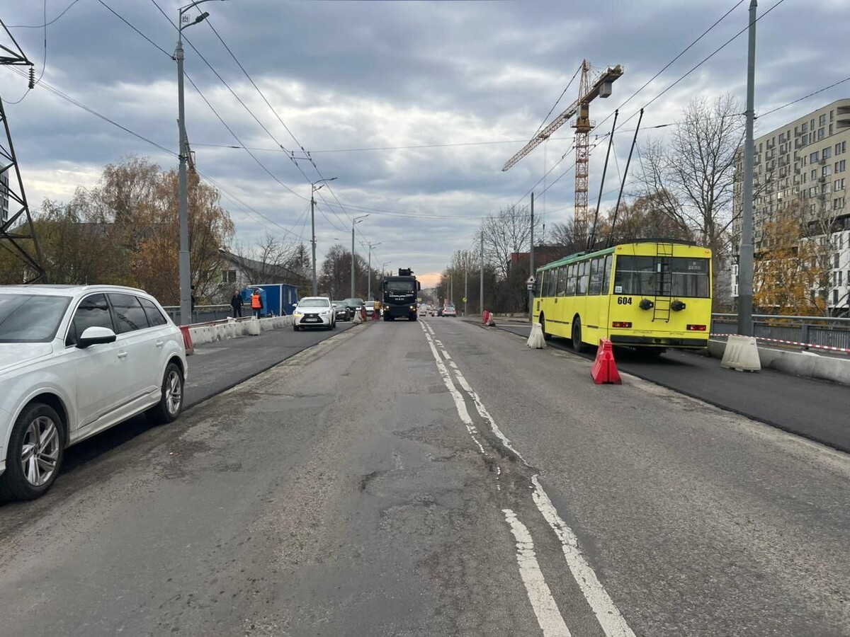 Центральну частину Кульпарківського мосту закривають на ремонт: як зміниться рух транспорту
