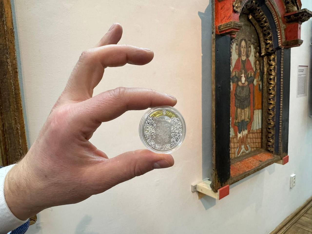 Нацбанк у Львові презентував пам’ятну монету із зображенням архангела Михаїла із жовківського іконостасу