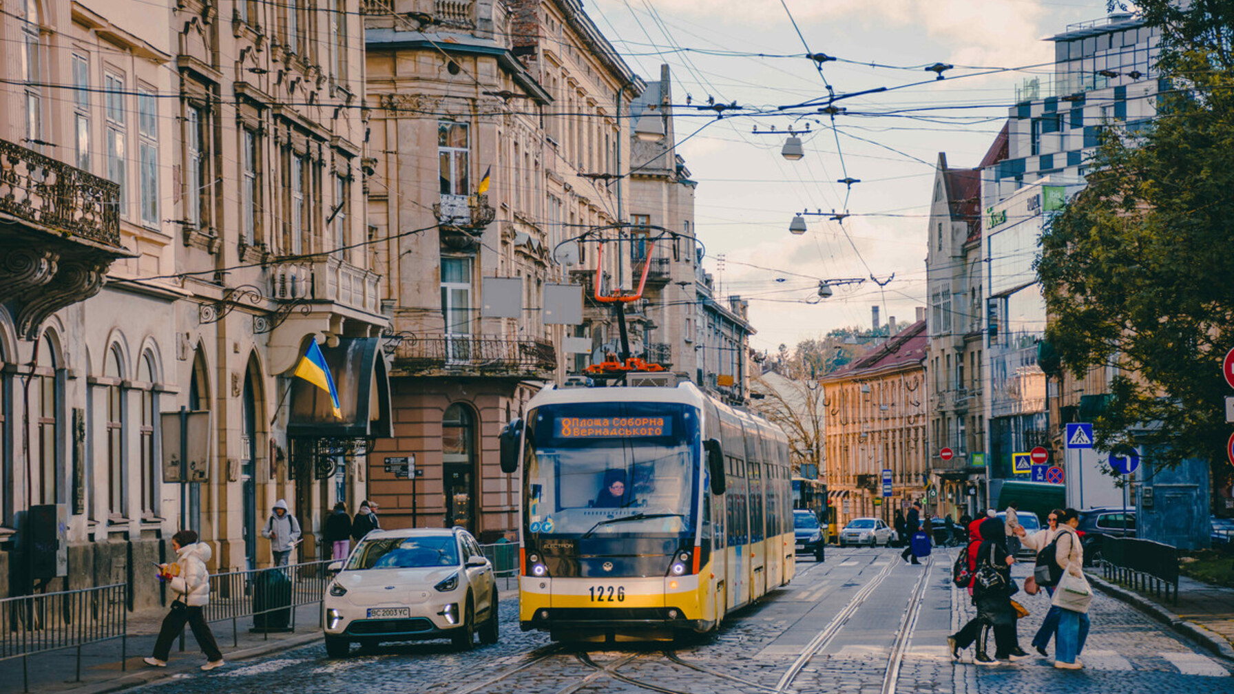 Завтра розпочнуть заміну аварійної ділянки колії на площі Соборній: можливе сповільнення руху трамваїв