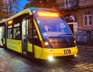 З понеділка мінятимуть аварійну ділянку колії на площі Соборній: можливе сповільнення руху трамваїв