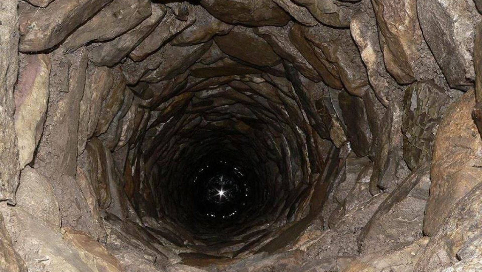 Тіло 47-річного чоловіка виявили у криниці біля Буська