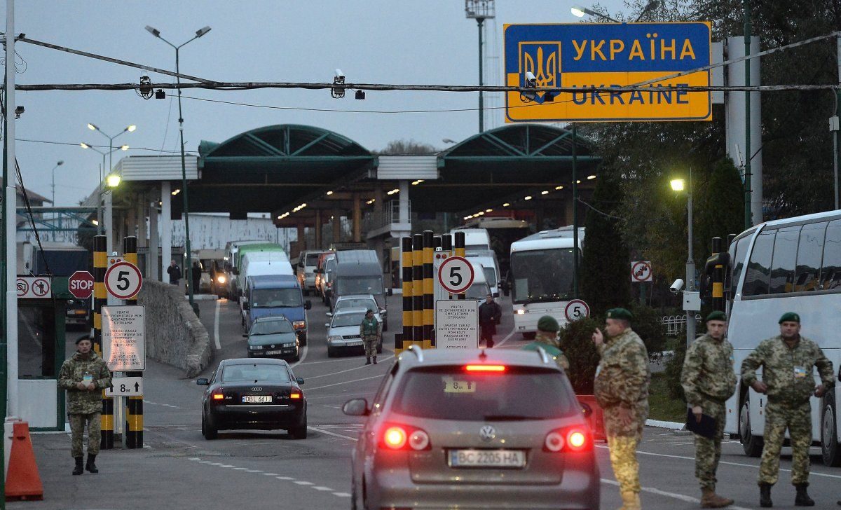 Черги з понад 100 авто утворилися на кордоні з Польщею: який пункт пропуску на Львівщині обрати?