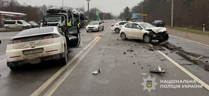 На трасі “Львів – Краковець” зіткнулися два автомобілі: є травмовані
