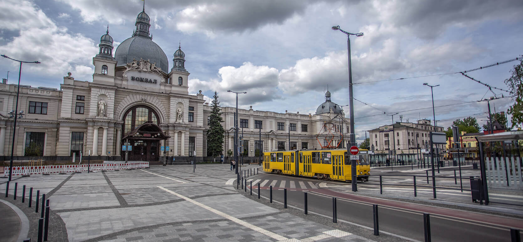 На залізничному вокзалі Львова поїзд травмував 47-річного чоловіка
