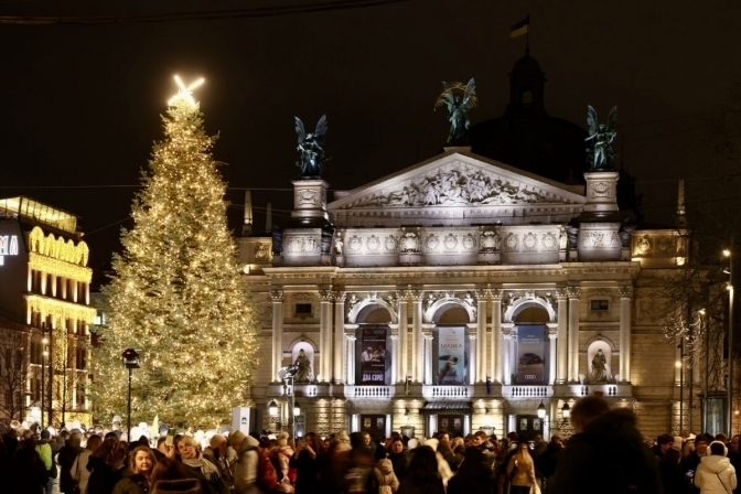 У Львові повідомили про “фейкове” падіння ялинки