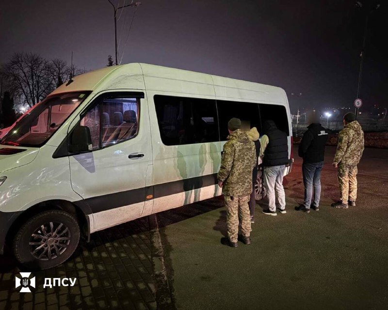 Ховалися у багажнику й за матрацами. На кордоні спіймали ухилянтів із “креативними” планами втечі (ФОТО)