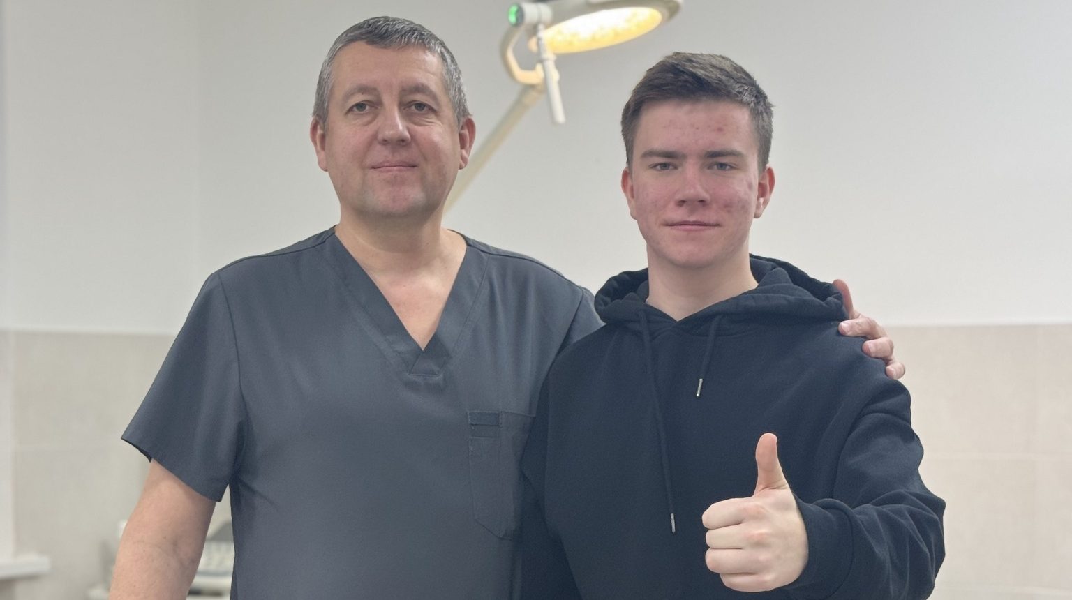 Допомагав батькам шинкувати капусту й травмував руку: у Львові врятували палець 16-річного юнака