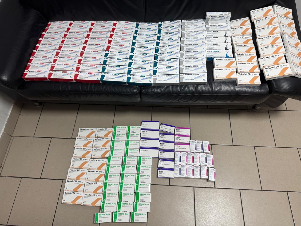 Антидепресанти та препарати для схуднення на 850 тисяч гривень: у ПП “Краківець” викрили контрабанду