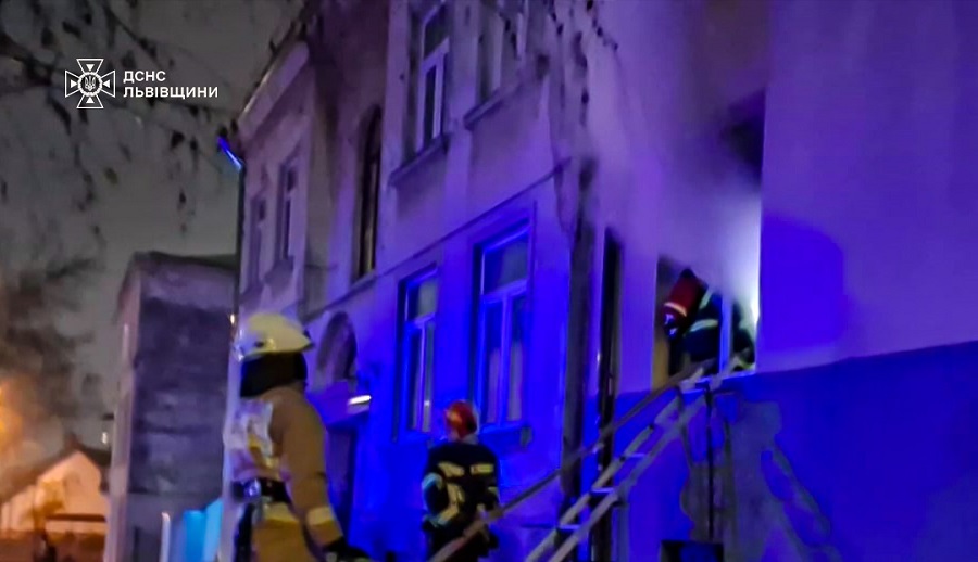 Пожежа у Львові: з палаючої квартири врятували п’ятеро людей (ВІДЕО)