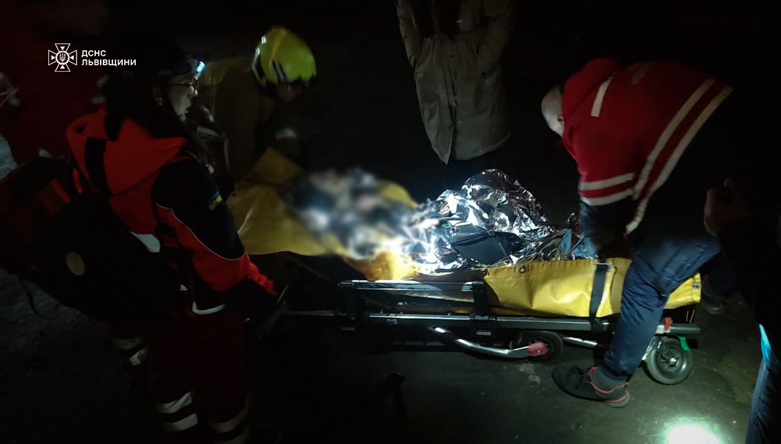 Свічка без нагляду закінчилася опіками: у Львові врятували літню жінку з палаючої квартири